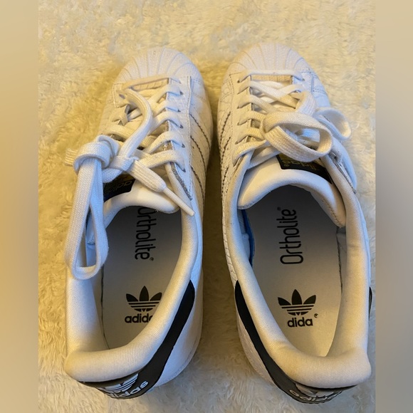 Adidas superstar youth size 5 (women size 7) - Picture 4 of 6